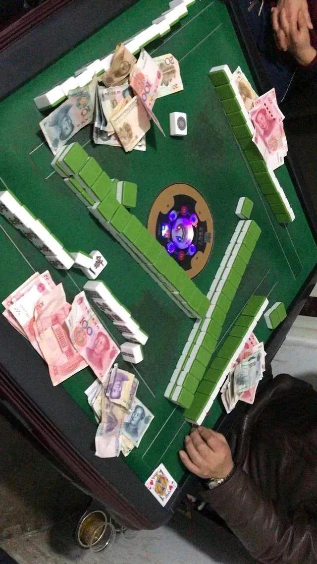 我来告诉你“微信雀神麻将软件只赢不输是真的吗”开挂器软件安装-第1张图片